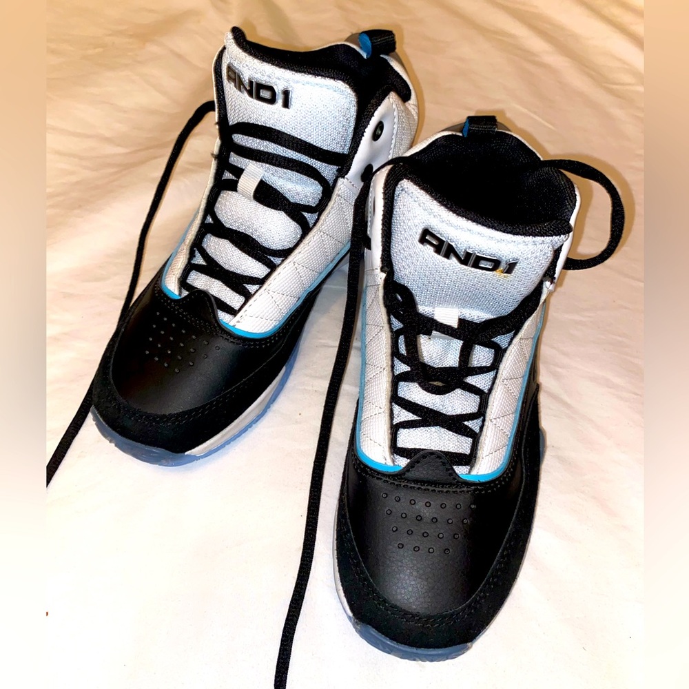AND1 HIGH TOP BOYS BASKETBALL SHOES (Size 4)